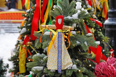 Moskova, Rusya - 08 Şubat 2018: Rus Shrovetide bebek geleneksel renkli elbiseli Rus Ulusal Festivali 