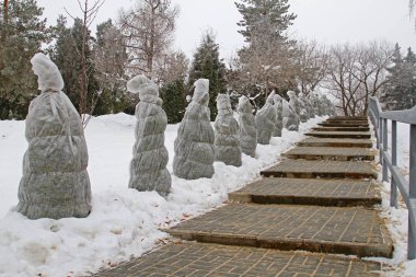 Çalılar merdivenlerden kış Park boyunca dondan koruma
