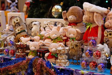 Moskova, Rusya - 30 Kasım 2018: Yumuşak domuz oyuncaklar ve Noel mal sakız Satılık