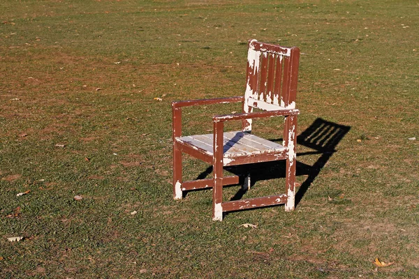 Ein Schäbiger Holzstuhl Steht Auf Grünem Gras — Stockfoto