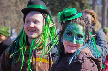 Moscow, Rusya Federasyonu-24 Mart, 2018: Katılımcılar yeşil şapka ve elf kulakları St Patrick's Day Parade, Sokolniki Park, Moskova