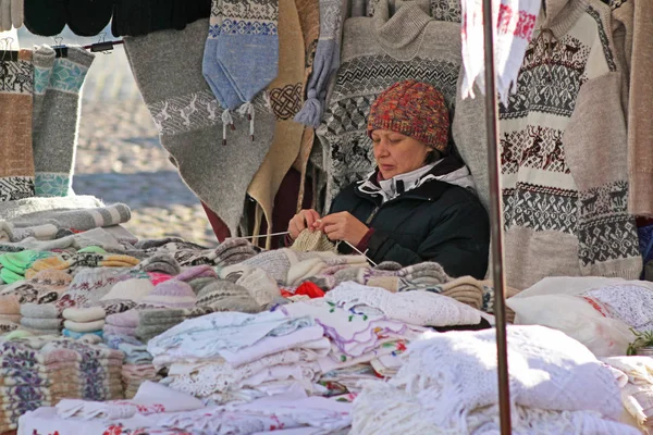 Wyborg Russland Oktober 2013 Verkäuferin Sitzt Auf Dem Marktplatz Zentrum — Stockfoto