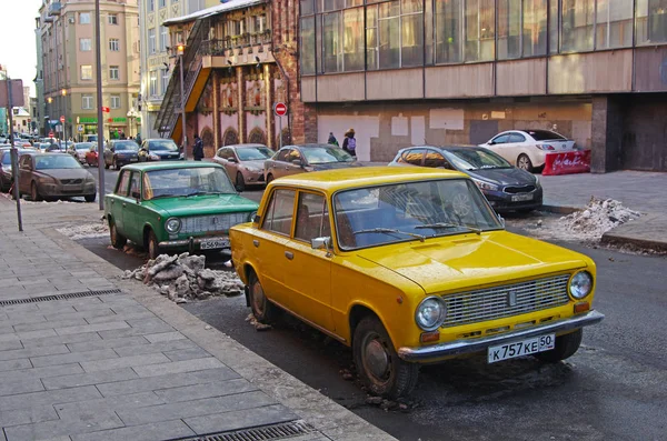 Moskva Ryssland Mars 2018 Gröna Och Gula Sovjetiska Bilar Vaz — Stockfoto