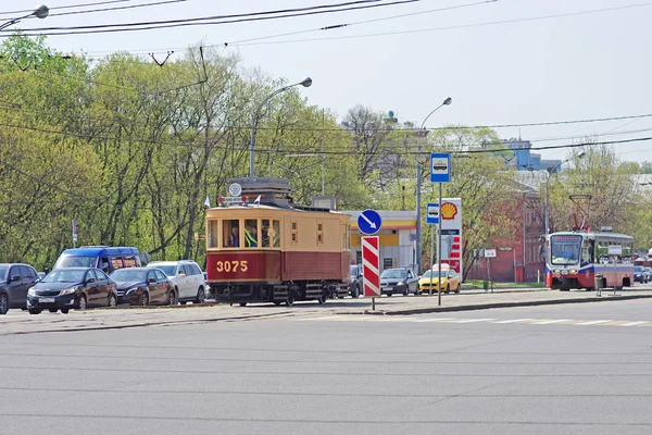 Moskwa Rosja Maj 2018 Stare Odrestaurowane Nowe Tramwaje Nowoczesnym Ruchu — Zdjęcie stockowe