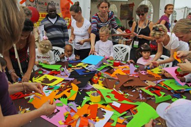 Moskova, Rusya - 18 Ağustos 2012: Çocuklar Moskova'da Park Gorkogo bir çocuk master class renkli kağıt uygulamaları yapmak