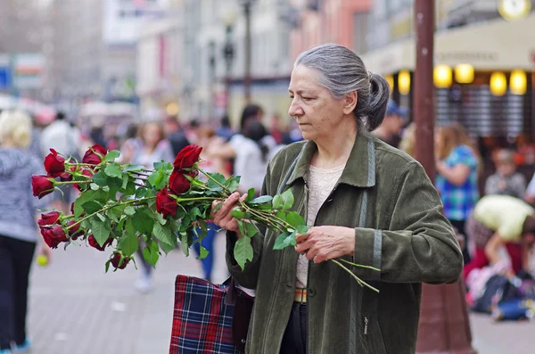 Moscú Rusia Abril 2012 Una Anciana Recoge Ramo Rosas Rojas —  Fotos de Stock