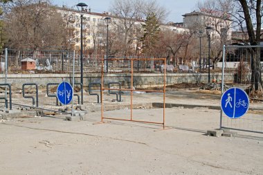 Volgograd, Rusya-Mart 09, 2019: Volgograd içinde Park yeniden yapılanma arka plana karşı yayalar ve bisikletçiler için işareti ile çitler