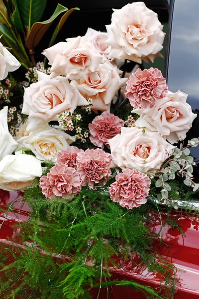Букет Красивых Роз Гвоздик Спаржи Гипсофил Весеннем Фестивале — стоковое фото