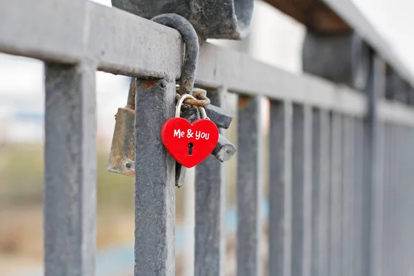 Cadeado Vermelho Forma Coração Com Palavras Você Pendurado Cerca — Fotografia de Stock