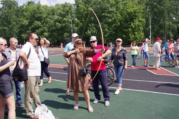 Moscou Russie Juin 2013 Homme Enseignant Une Femme Tirer Arc — Photo
