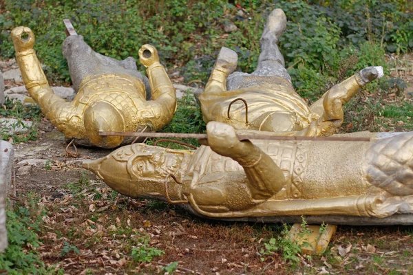 Moscú Rusia Octubre 2019 Estatuas Caballeros Rusos Tumbados Sobre Hierba — Foto de Stock