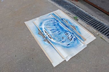 Dudak şeklinde graffiti kalıpları asfaltta yatıyor.