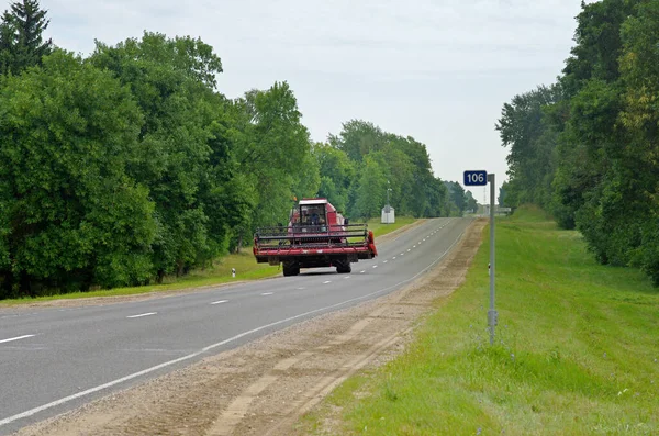 Belarus - 13 Ağustos 2013: Belarus otoyolunda hasat sürüşü