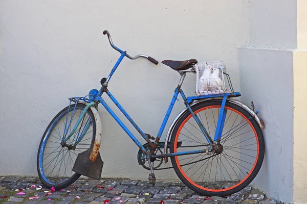 Старый Ржавый Велосипед Белыми Голубями Клетке Багажнике — стоковое фото