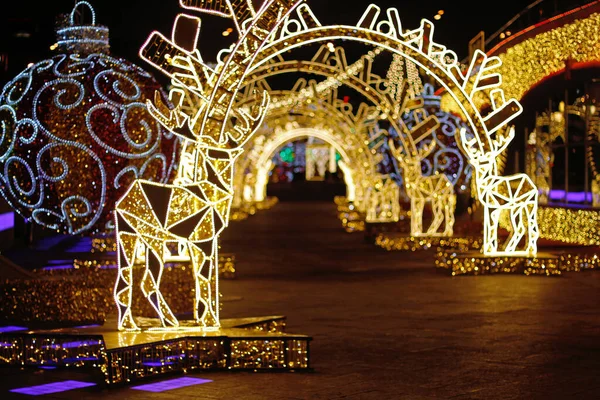 Abstracte Achtergrond Van Lichte Tunnel Met Herten Kerstballen Met Gedeconcentreerde — Stockfoto