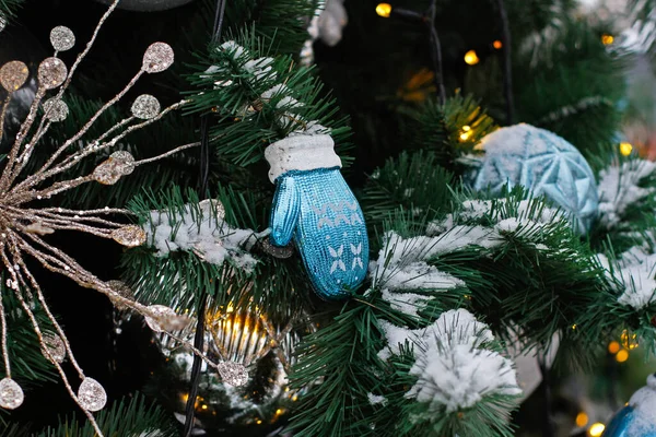 Рождественская Игрушка Вязаная Варежка Висит Елке — стоковое фото