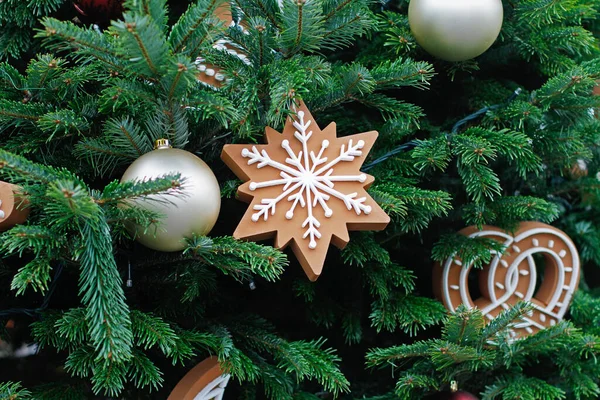 クリスマスのおもちゃジンジャーブレッド雪の結晶は クリスマスツリーにぶら下がっている — ストック写真