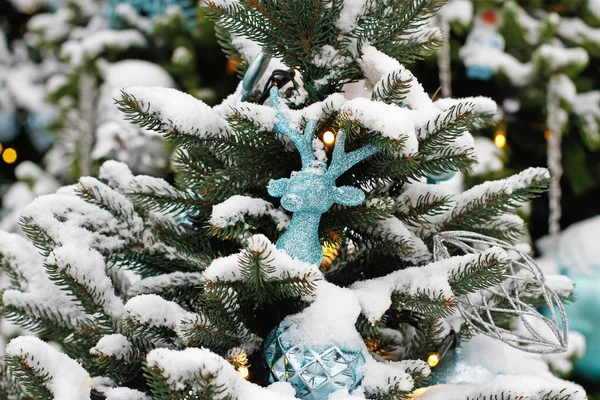 クリスマスのおもちゃの鹿はクリスマスツリーにぶら下がっている — ストック写真