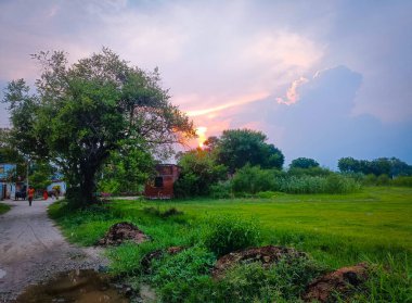 Kırsal bir köyde huzurlu bir gün batımı