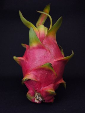 Karanlık Arkaplanda Canlı Ejderha Meyvesi