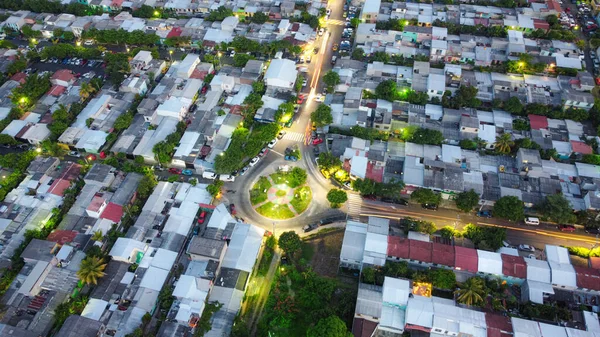 Ağaçlı şehir ışıkları