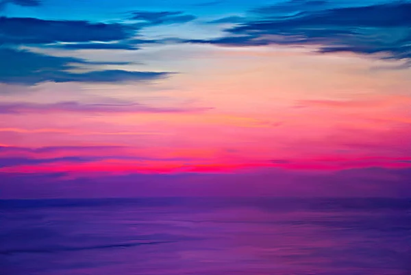 Dijital renkli resim günbatımı Burning denizin üzerinde Alacakaranlık zamanlarda gökyüzü. 