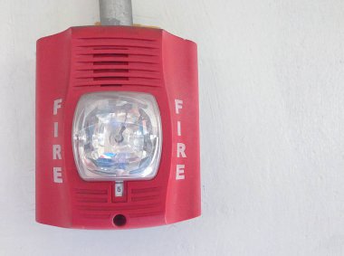 Beyaz arka plan üzerinde flaş ışığı ile yangın alarm