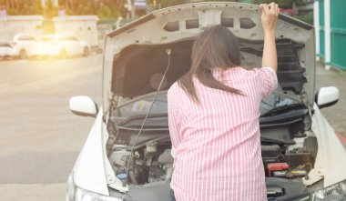 Kadın ve altyapısındaki sorun kontrol yolda bozuldu araba. Kaza ve arıza otomatik konsepti ile.