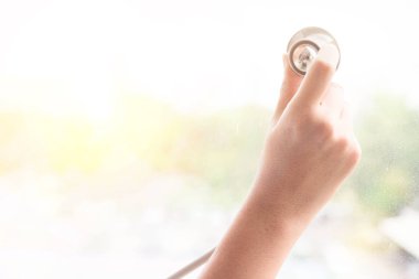 Kadın el stetoskop tıbbi sağlık na doğal ilaçlar çevre kavramı ile