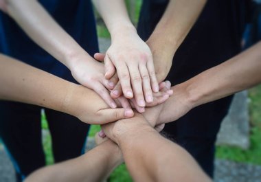 İş takım ayakta ve yığın işbirliği başarı iş için katılmadan onların elleri birlikte insanlar. Ekip çalışması kavramı