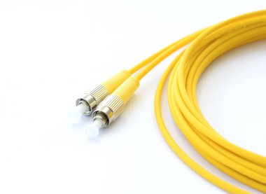 Beyaz arka plan üzerinde izole Optik lif kablolar