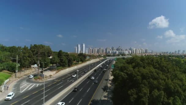 Tiro Aéreo Revelador Estrada Que Leva Cidade Estabelecendo Tiro — Vídeo de Stock