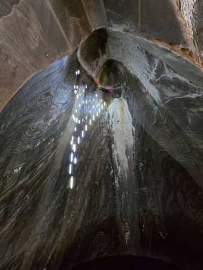 Salina Turda tuz madenindeki Terezia Galerisi 'nin tavanının üst kısmında tuz çıkarılmış ve parlak desenli tuz duvarları mavi ışıklarla aydınlatılmış. En üstteki balkon. Cluj, Romanya