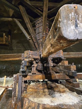 Salina Turda 'daki Crivac odasındaki yeraltı tuz madeninden tuz çıkarmak için eski büyük ahşap tekerlek mekanizması. Cluj, Romanya