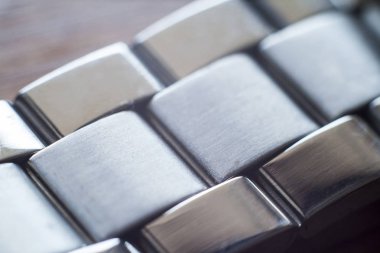 watch metal grubunda yakın çekim