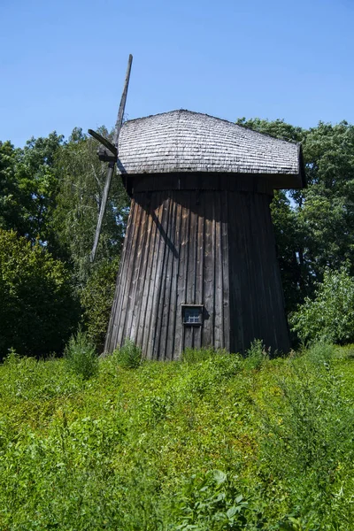 Gamla trä väderkvarn på fältet — Stockfoto