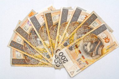 Beyaz arka plan üzerinde dokuz iki yüz zloti lehçe banknotyapılmış el fan