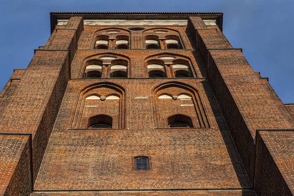 De klokkentoren van de gotische kerk in Gdansk — Stockfoto
