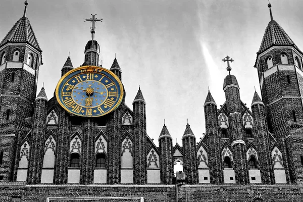 Clock on gothic church in Gdansk — Stock Photo, Image