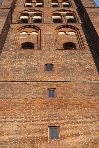 De klokkentoren van de gotische kerk in Gdansk — Stockfoto