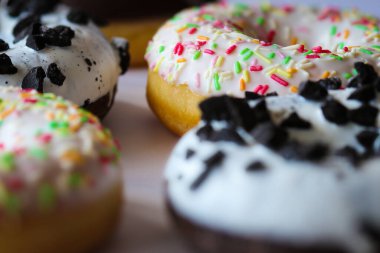 Yüzük çöreğine yakın plan beyaz jöleli ve renkli yüzbinlerce