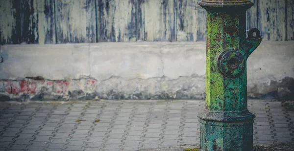 Sehr Alte Warngrün Außer Betrieb Straßenwasserpumpe Steht Neben Gehweg Mit — Stockfoto