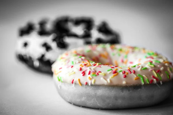 Close Donut Anel Com Esmalte Branco Colorido Centenas Milhares Imagem — Fotografia de Stock