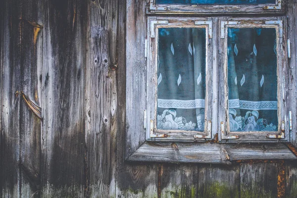 Fenster Mit Netzvorhängen Eines Sehr Alten Holzhäuschens — Stockfoto