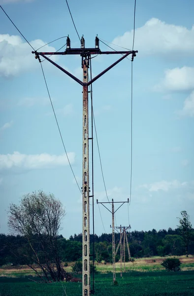 Παλιά Γραμμή Ηλεκτρικής Ενέργειας Που Περνά Μέσα Από Χωράφια Και — Φωτογραφία Αρχείου