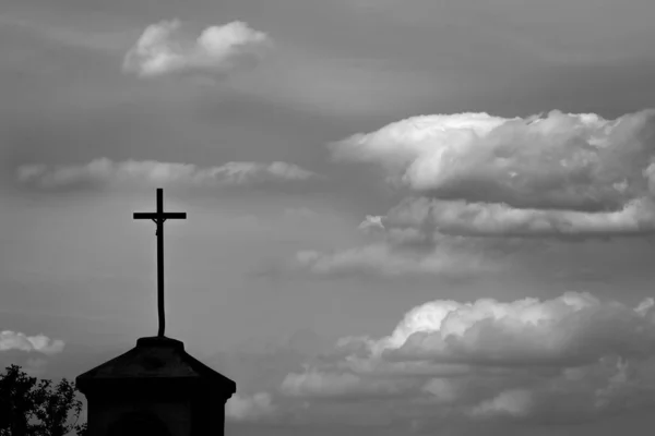 Silueta Del Antiguo Santuario Del Camino Campo Polaco Contra Cielo — Foto de Stock