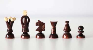 Siyah satranç taşlarının altısı da beyaz arka planda