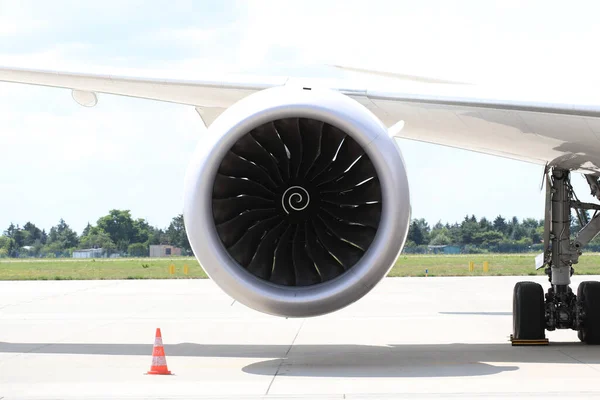 波音787 8梦幻客机翼下的劳斯莱斯Trent 1000涡轮风扇发动机 — 图库照片