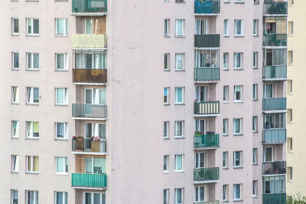 Balkone Und Fenster Auf Verschiedenen Etagen Des Wohnblocks — Stockfoto
