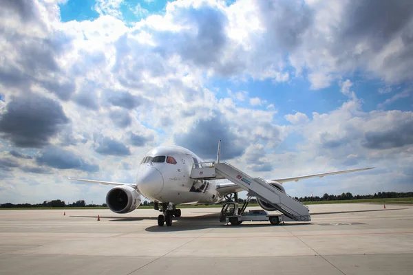Boeing 787-8 Yolcu merdiven aracıyla bulutlu gökyüzüne karşı